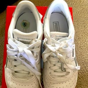 Women white and sliver cali star sneaky at size 6.5 US